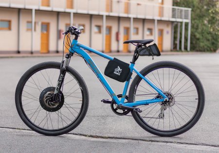SADA CITY COMFORT - Výkon pohonu: Standardní 500W, Umístění motoru: V předním kole, velikost ráfku 28", Dojezd a umístění baterie: Brašna, dojezd až 160 km (15,6Ah, 562Wh), Rychlost nabíjení: O polovinu rychlejší nabíjení 5 A