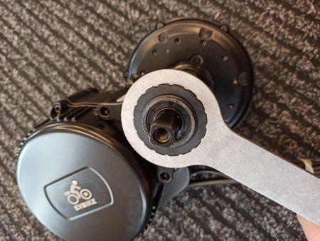 Nut and cover tightening wrench for mid-drive BBS