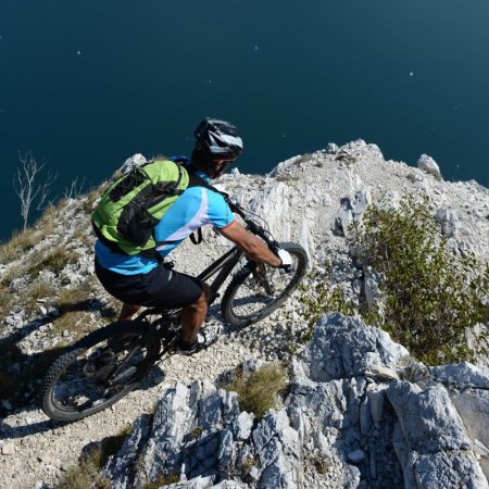 SET POWER FOR DEMANDING AND HEAVIER RIDERS - Motor power: 750W, Battery range and location: Bag, range up to 140 km (13Ah 624Wh), Charging speed: Standard 2 A, Display type: LCD C961