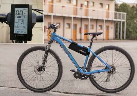 SADA COMFORT PRO BĚŽNOU CYKLISTIKU - Výkon pohonu: Standardní 250W, Dojezd a umístění baterie: Menší brašna, dojezd až 130 km (13Ah, 468Wh), Rychlost nabíjení: O polovinu rychlejší nabíjení 5 A, Typ displeje: Pokročilý LCD C965